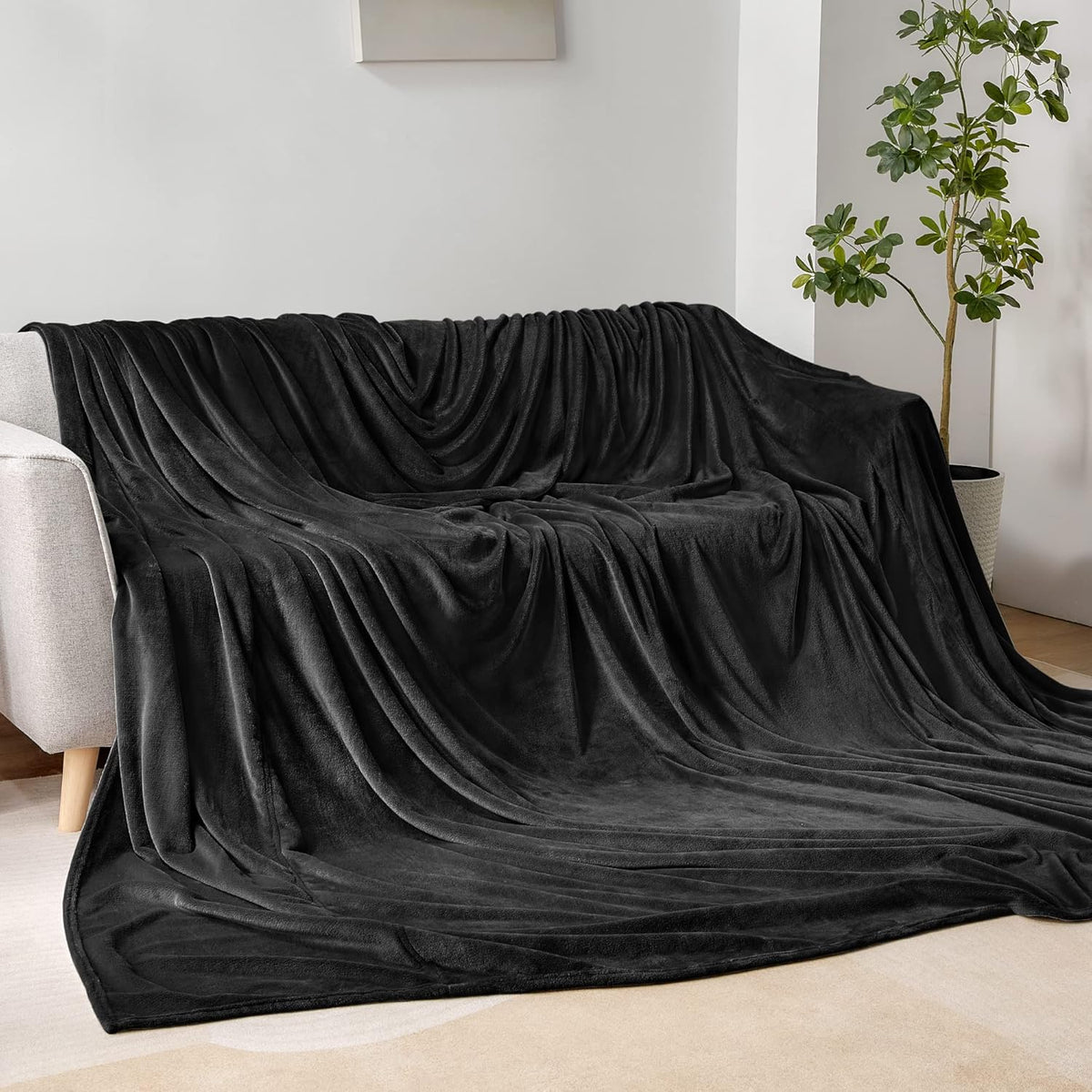 BEDELITE Fleece Blanket Black Throw Blankets for Couch & Bed, Luxury Plush Cozy Fuzzy Blanket 50x60 inches, Super Soft Warm Lightweight Throw Blanket for Travel Camping - Colors B