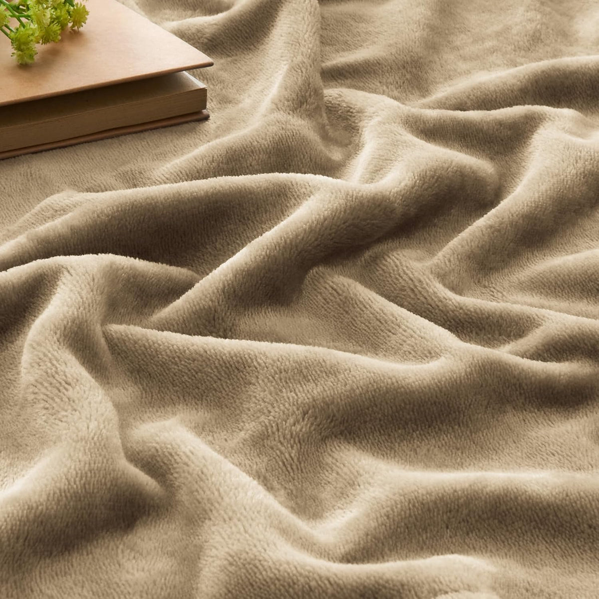 BEDELITE Fleece Blanket Black Throw Blankets for Couch & Bed, Luxury Plush Cozy Fuzzy Blanket 50x60 inches, Super Soft Warm Lightweight Throw Blanket for Travel Camping - Colors B
