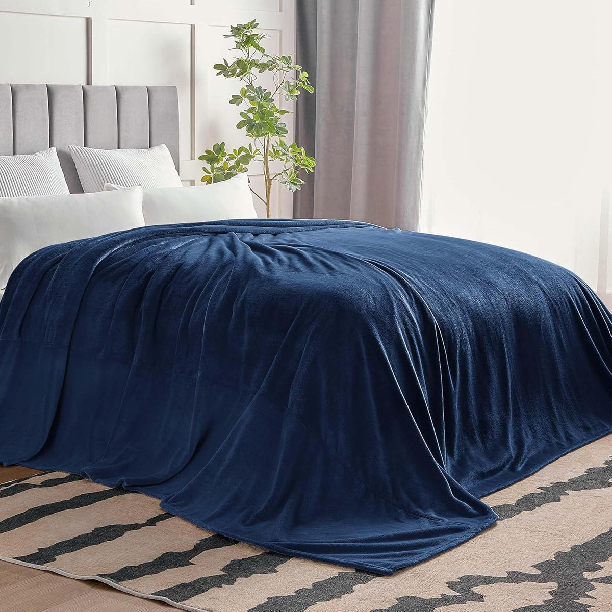 BEDELITE Fleece Blanket Black Throw Blankets for Couch & Bed, Luxury Plush Cozy Fuzzy Blanket 50x60 inches, Super Soft Warm Lightweight Throw Blanket for Travel Camping - Colors B