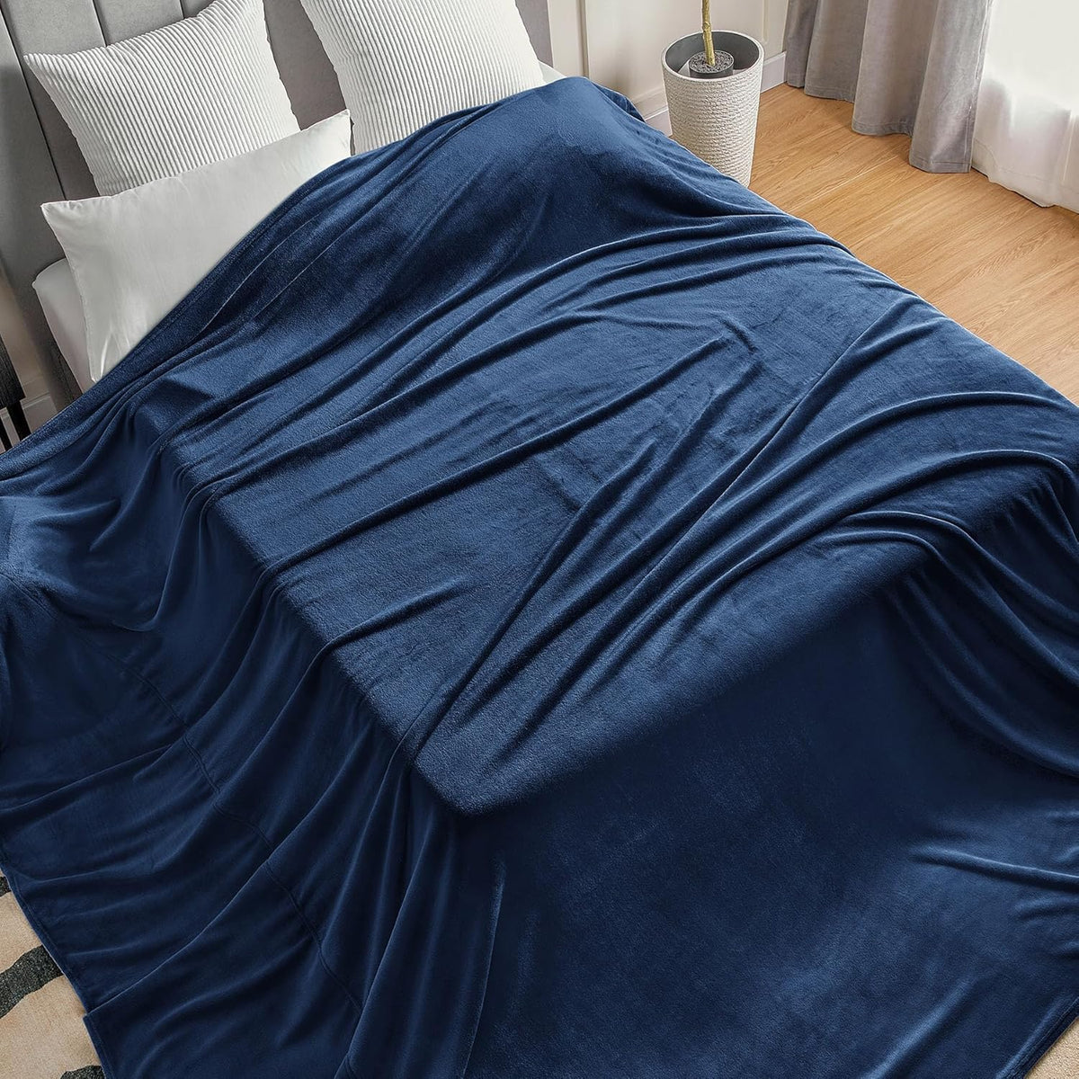 BEDELITE Fleece Blanket Black Throw Blankets for Couch & Bed, Luxury Plush Cozy Fuzzy Blanket 50x60 inches, Super Soft Warm Lightweight Throw Blanket for Travel Camping - Colors B